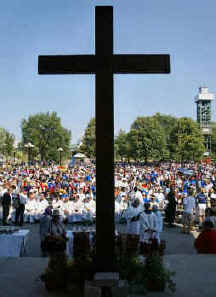 Kruis van de Wereldjongerendag staat op het plein van Exhibition Park tijdens de eerste H. Mis voor de vrijwilligers.