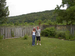 Hier staan Corine en Arnold in de achtertuin van het huis van mijn gastgezin en zie je de bergen achter ons.